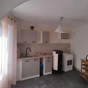  Hébergement de vacances Jolie Maison De Bourg Equipee 10km D'ambert