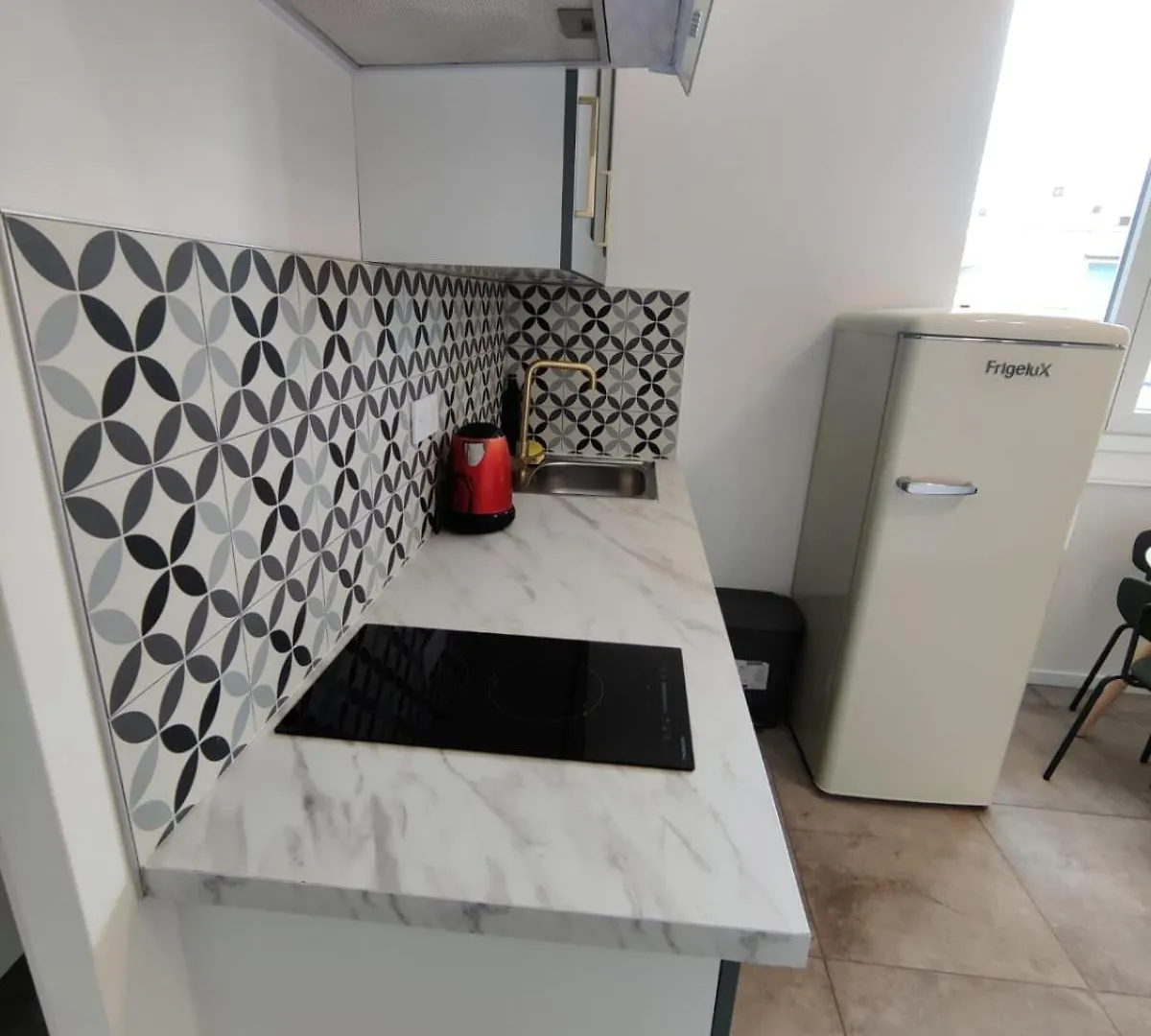 Appartement Loft Chic Avec Mezzanine Contemporaine à Vénissieux