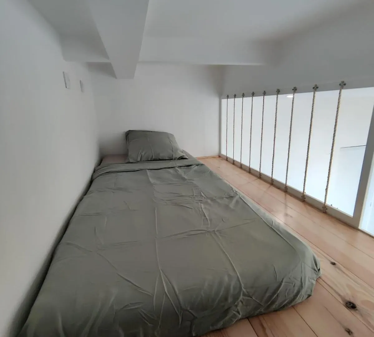 Appartement Loft Chic Avec Mezzanine Contemporaine à Vénissieux