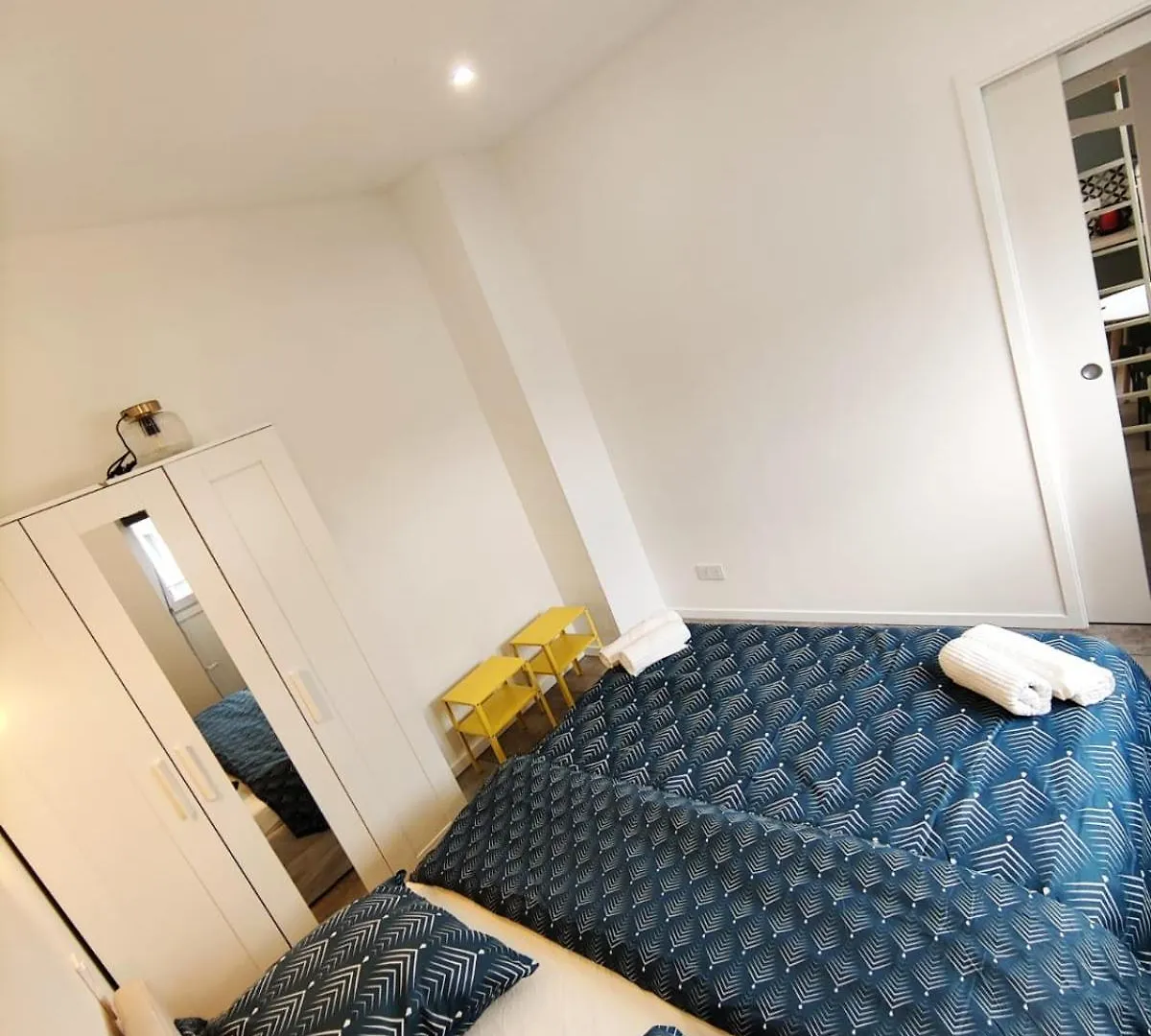 Appartement Loft Chic Avec Mezzanine Contemporaine à Vénissieux