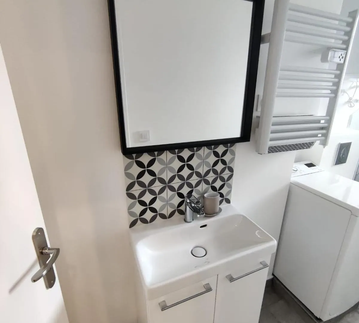 Appartement Loft Chic Avec Mezzanine Contemporaine à Vénissieux